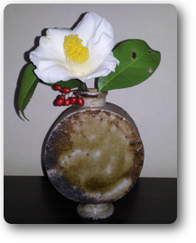 自作の信楽花器に茶花の白椿